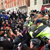 U Washingotnu protesti protiv Trumpa: Demonstranti razbijaju prozore, sukobili se i s policijom