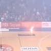 Delije i Grobari bacali baklje na parket, petardom umalo pogođen Adin Vrabac