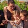 Angelina Jolie sa djecom u Kambodži pržila i jela pauke i škorpije