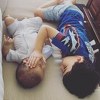 Dirljiva fotografija: Trogodišnjak tješi četveromjesečnog brata koji boluje od raka