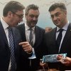 Vučić poklonio Plenkoviću srpske čokoladice, on obećao da će ih probati