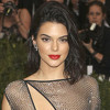 Kendall Jenner dominirala u prozirnoj haljini na kojoj je ušiveno 85 hiljada kristala