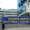 Aktivisti "Koalicije bez krzna" raširili veliki transparent u bojama zastave BiH