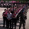 Turska policija paradirala sa osumnjičenima za pokušaj puča, prisutni tražili smrtne kazne