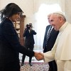 Melania Trump za susret s papom odjenula crnu haljinu dugih rukava, a kosu je prekrila velom