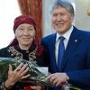 Predsjednik Kirgistana objavio balade uz gitaru, a snimio i spotove