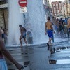 Rekordne vrućine u Francuskoj, građani razbijaju hidrante kako bi se rashladili