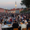 Noć za pamćenje: Dvije hiljade Tuzlaka iftarilo i večeralo na Trgu Slobode