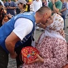 Šuhra Malić i ove godine slatkišima darovala učesnike pohoda prema Potočarima