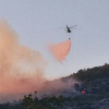 Helikopter OSBiH pomaže u gašenju kilometarskog požara na području Ljubinja