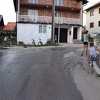 Kao u zemlji trećeg svijeta: U Sokolju pukla cijev, put potonuo, a voda dolazi do plinskih instalacija