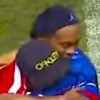 Ronaldinho ispunio želju navijaču koji nije uspio da ga zagrli prilikom utrčavanja na teren