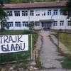 Mujo Čaušević štrajkuje glađu ispred OŠ Stupari: Moja supruga je zbog politike ostala bez posla