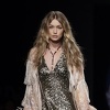 Gigi Hadid na reviji izgubila cipelu, pistom prošetala na prstima