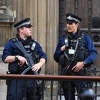 Londonski policajci naoružani pretresaju kuću zbog napada u metro stanici