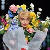 Gigi Hadid na reviji kuće Moschino prošetala kao ogromni buket