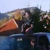 Neodgovorni vozač snimljen kako vozi dijete na krovu automobila