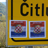 Poruke na saobraćajnim znakovima na M-17: "Oni dolaze" i zastave tzv. Herceg-Bosne