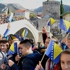 Skokom bez aplauza i bacanjem cvijeća u Neretvu obilježena godišnjica rušenja Starog mosta