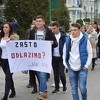 Srednjoškolci u Goraždu prošetali s koferima: Nek se vlast zapita zašto odlazimo