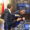 Incident na sjednici: Srbijanski političar mišem od laptopa gađao predsjednika Odbora