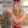 Kristen Bell predvodi glumačke zvijezde u spotu za Sijinu pjesmu "Santa's Coming For Us"
