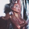 Kim Kardashian golim tijelom prekrivenim šljokicama najavila novi kozmetički proizvod