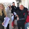 Mladi aktivisti u Sanskom Mostu dijelili zagrljaje