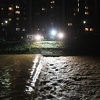 Spasioci pod reflektorima vizuelno pregledaju korito Miljacke u potrazi za nestalim mladićima