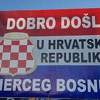 Blizu državne granice postavljen plakat "Dobro došli u Herceg Bosnu"