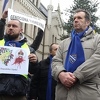 Građani pred Ambasadom Srbije u Sarajevu pozvali Vučića da prizna genocid