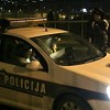 Sarajevska policija prevozi majke s malom djecom kroz blokadu na autoputu