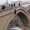 Hrabri mladić skočio u ledenu Neretvu sa Starog mosta u Mostaru