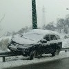 Automobil se zaustavio na zaštitnoj ogradi u Hotonju