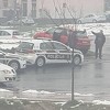 Automobil parkiran na travnjaku kružnog toka u sarajevskom naselju Mojmilo