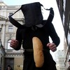 Umjetnik Goran Ristić na društvenu nepravdu reaguje trčanjem za hljebom i kupanjem u nafti