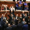 Poslanici u parlamentu Albanije bacali jaja i brašno na premijera Edija Ramu