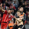 Navijači Bayerna utrčali na teren i napravili pometnju na travnjaku Allianz Arene