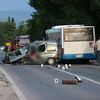 U stravičnom sudaru automobila i autobusa kod Sarajeva poginula jedna osoba