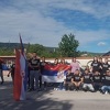 Maturanti u Drvaru proslavili zadnji dan školovanja s hrvatskim i srpskim zastavama