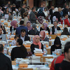 Dvije hiljade građana iftarilo i večeralo na Trgu Slobode u Tuzli