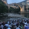Više od hiljadu mladih iftarilo ispod Starog mosta u Mostaru