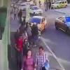 Taksista u centru Moskve automobilom skrenuo na trotoar i povrijedio osam osoba