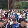 Hiljade ljudi pristiže u Potočare, tišinu razbijaju jecaji i molitve