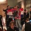 Slavlje hrvatske reprezentacije u hotelu: Grdović na stolu s gitarom, igrači se pridružili