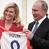 Kolinda Grabar-Kitarović poklonila Putinu dres hrvatske reprezentacije