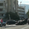 Tri osobe povrijeđene u sudaru tri vozila u Mostaru, jedno auto završilo na krovu