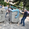 Građani Sarajeva kontejnerima blokirali prilaz zgradi zbog uklanjanja drveća