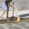 Žena bacila kantu izmeta na zgradu Vlade Hrvatske