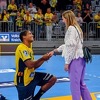 Danski reprezentativac Mads Mensah Larsen zaprosio djevojku na terenu